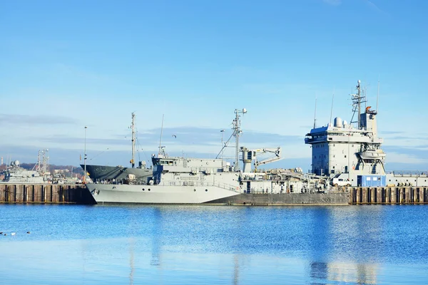 停泊军舰在基尔在码头上 — 图库照片
