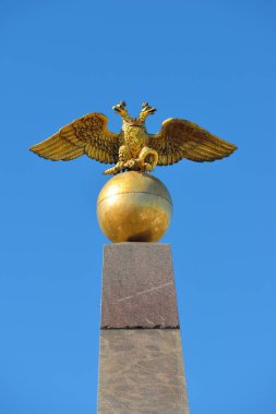 Rus iki başlı kartal. Mavi gökyüzü karşı altın mimari detay.