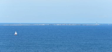 Ile de Sein Adası bir yelkende panoramik