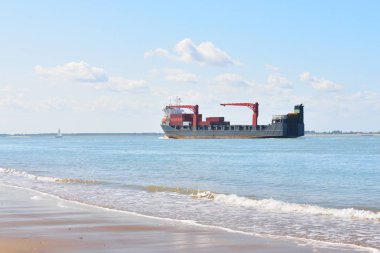 Kargo gemisi sailig sahilinde