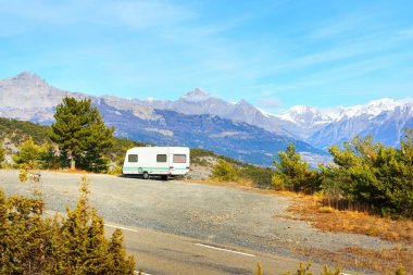 Bir dağın tepesinde bir bisiklet ile karavan Park 