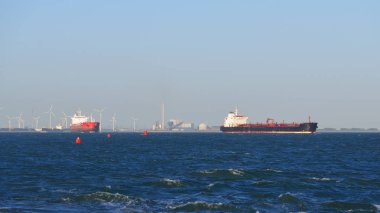 Kargo gemileri yelken bağlantı noktasından