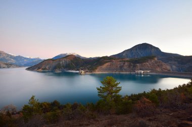 Göl Lac de serre-poncon Fransız Alpleri'nde 