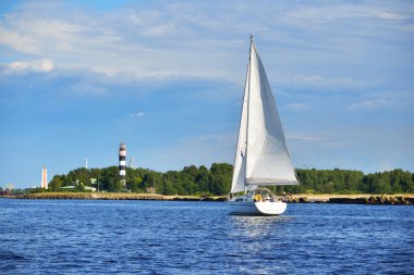 Modern yat enetering Riga bağlantı noktası 