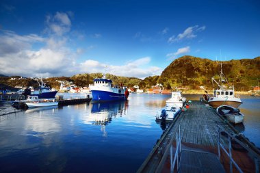Norveç marina yelkenli ve fishingboats Köyü
