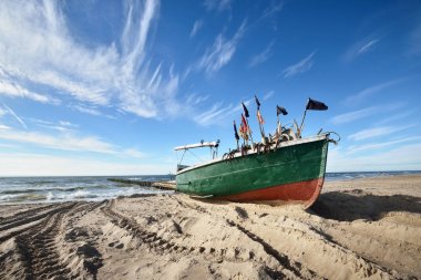 Yeşil Devriye botu bir plajda bayraklı