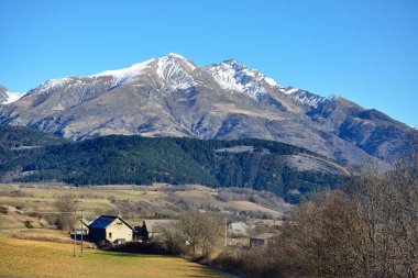 French Alps dağ önünde küçük bir köy 