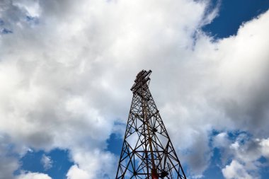 Terk edilmiş güç hat desteği gökyüzü karşı