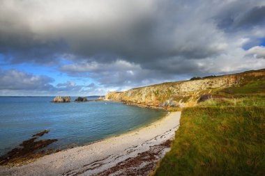 Bir okyanus lagün görünümünü