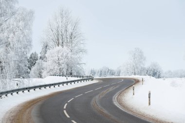 S-şekil kırsal yol üzerinden bir kış Harikalar Diyarı