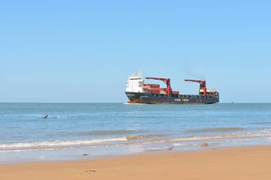 Sahilin yanında yelken kırmızı kargo gemisi 