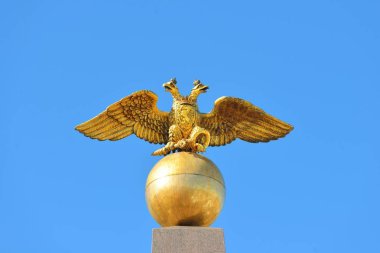 Rus iki başlı kartal. Mavi gökyüzü karşı altın mimari detay.