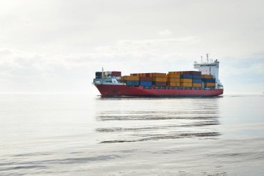 konteyner gemisi deniz suyu içinde yelken