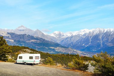 Bir dağın tepesinde bir bisiklet ile karavan Park 