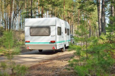 Bir orman yolu karavan römork