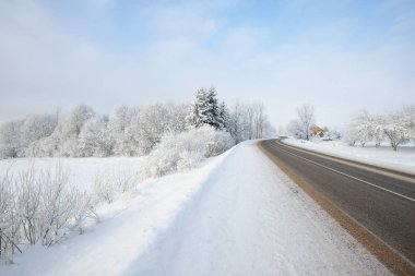 S-şekil kırsal yol üzerinden bir kış Harikalar Diyarı