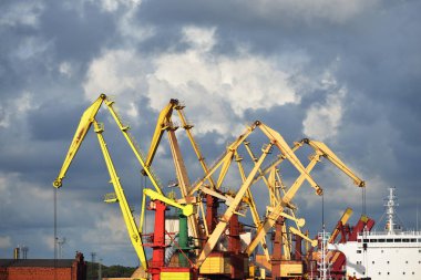 Bağlantı noktası Vinçler Ventspils serbest liman bulker gemisiyle yükleme