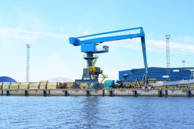 yüzey su Riga bağlantı noktası üzerinde Vinçler