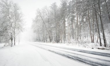Karlı kış yol kar fırtınası sırasında