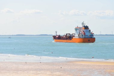 Sahilin yanında yelken kırmızı kargo gemisi 