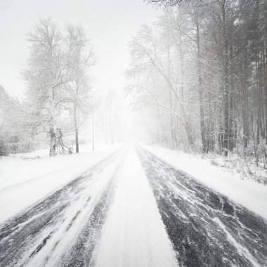 Karlı kış yol kar fırtınası sırasında