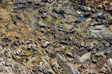 Rock doku okyanus sahilinde