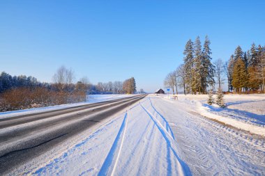 Kış otoyol karlı ağaç ve bir yazlık