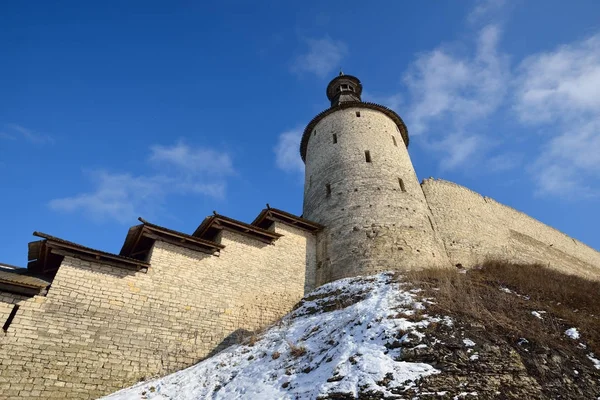 Fortaleza histórica de la ciudad de Pskov en invierno — Foto de Stock