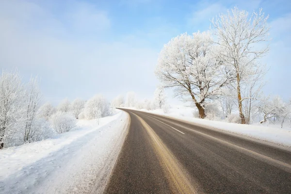在农村冬季景观公路 — 图库照片
