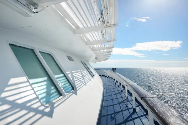 Bir yolcu gemisi bir güzel güneşli yaz gününde güverteden deniz manzarası