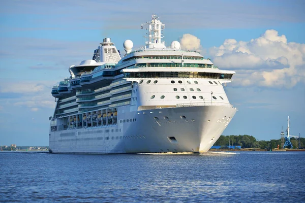 Cruise ship leaving port of Rige — Stock Photo, Image