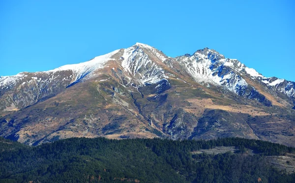 Een weergave van een Franse Alpen bergtop met bos — Stockfoto