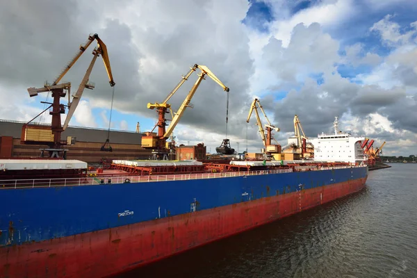 Schiff verlädt Kohle im Hafen von Ventspils — Stockfoto