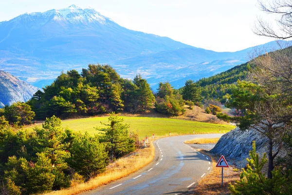 dağ yoluna yakın göl Fransız Alpleri'nde