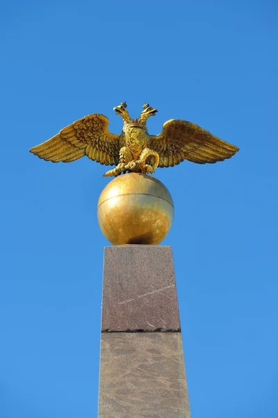 Rus Iki Başlı Kartal Mavi Gökyüzü Karşı Altın Mimari Detay — Stok fotoğraf