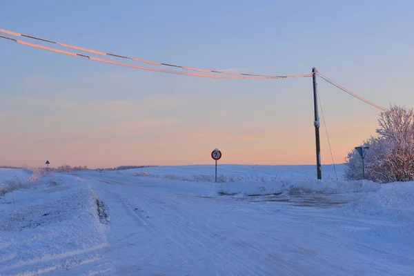 Teken bedekt met sneeuw op een landelijke weg — Stockfoto