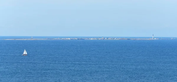 Panoramatický pohled s plachetnici ostrov Ile de Sein — Stock fotografie
