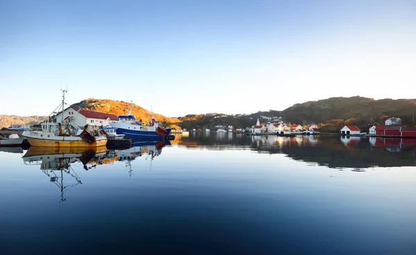 Noruega puerto deportivo con veleros y barcos de pesca en el pueblo —  Fotos de Stock