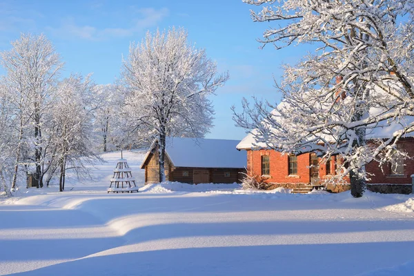 Pejzaż zimowy z obszarów wiejskich domków — Zdjęcie stockowe