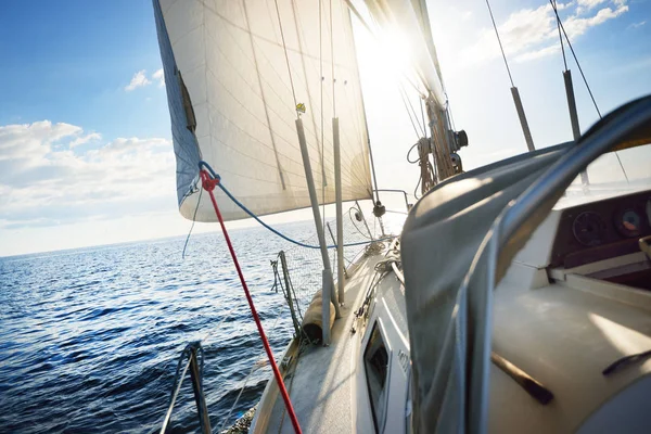 Vista para a frente a partir de um veleiro inclinado pelo vento — Fotografia de Stock