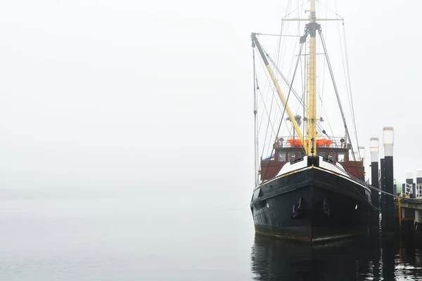 Vissersboot afgemeerd aan een pier — Stockfoto