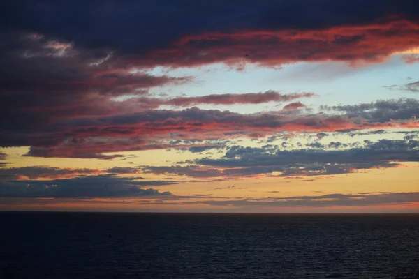 Puesta de sol del mar con nubes tormentosas dramáticas — Foto de Stock