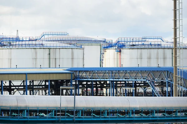 Tanques de almacenamiento de aceite en el terminal Ventspils — Foto de Stock