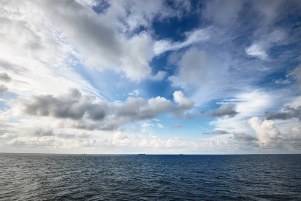 Oostzee met ver schip — Stockfoto