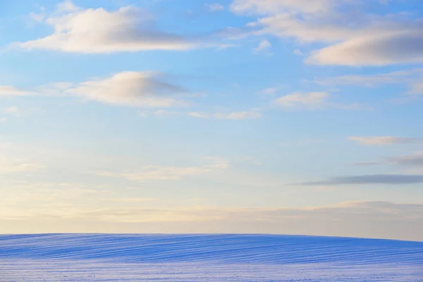 Snowcovered jordbruksmark fält under solnedgången — Stockfoto