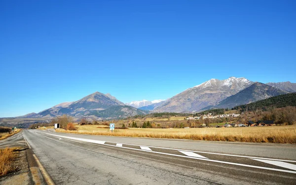 Un camino de asfalto en Francia Alpes — Foto de Stock