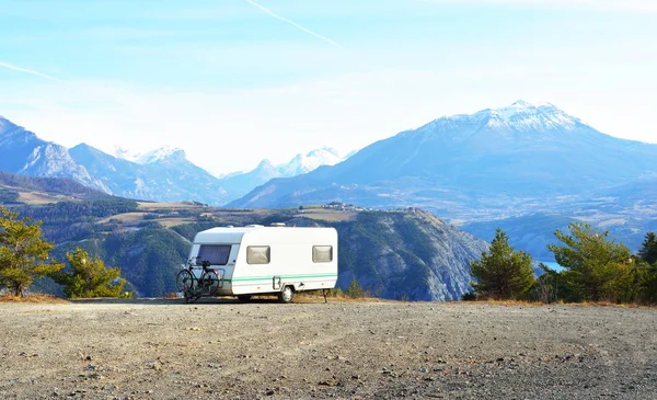 Caravane avec un vélo stationné au sommet d'une montagne — Photo