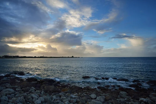 Kayalık okyanus Sahili Plouguerneau