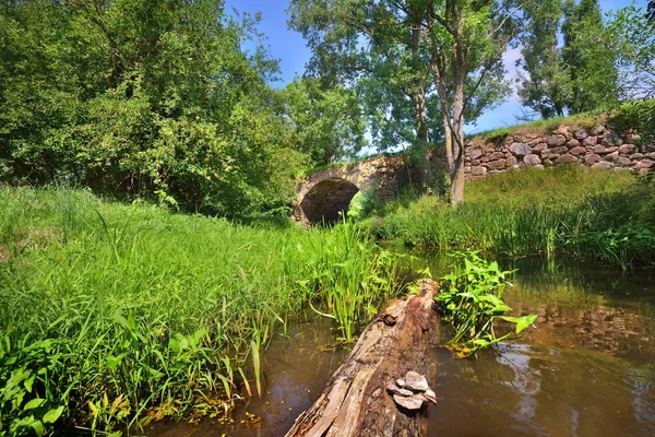 Küçük Ortaçağ köprü Nehri