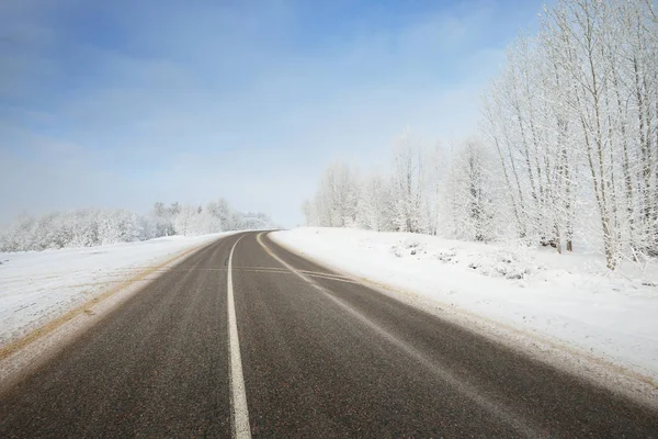 Venkova zimní dálnici za slunečného dne — Stock fotografie